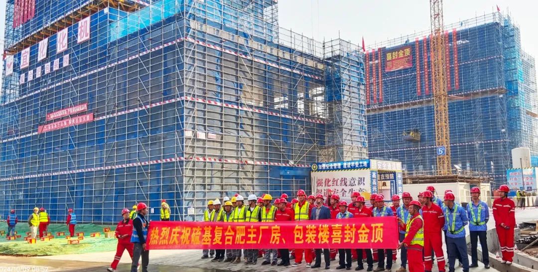 化機(jī)公司黨委書記、董事長、總經(jīng)理?xiàng)钪袧傻匠琼?xiàng)目現(xiàn)場辦公(圖2)